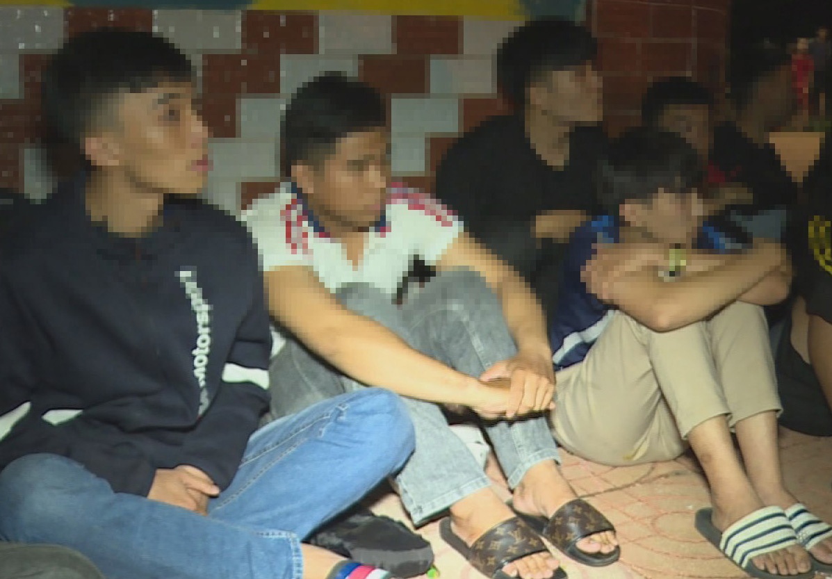 Ngan chan hon 30 thanh, thieu nien mang theo hung khi hon chien hinh anh