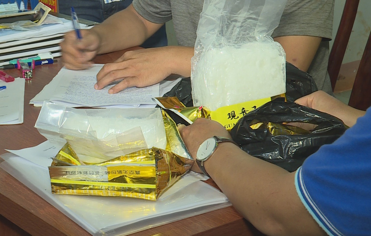 Bat 3 thanh nien van chuyen thue 1,8 kg ma tuy da hinh anh