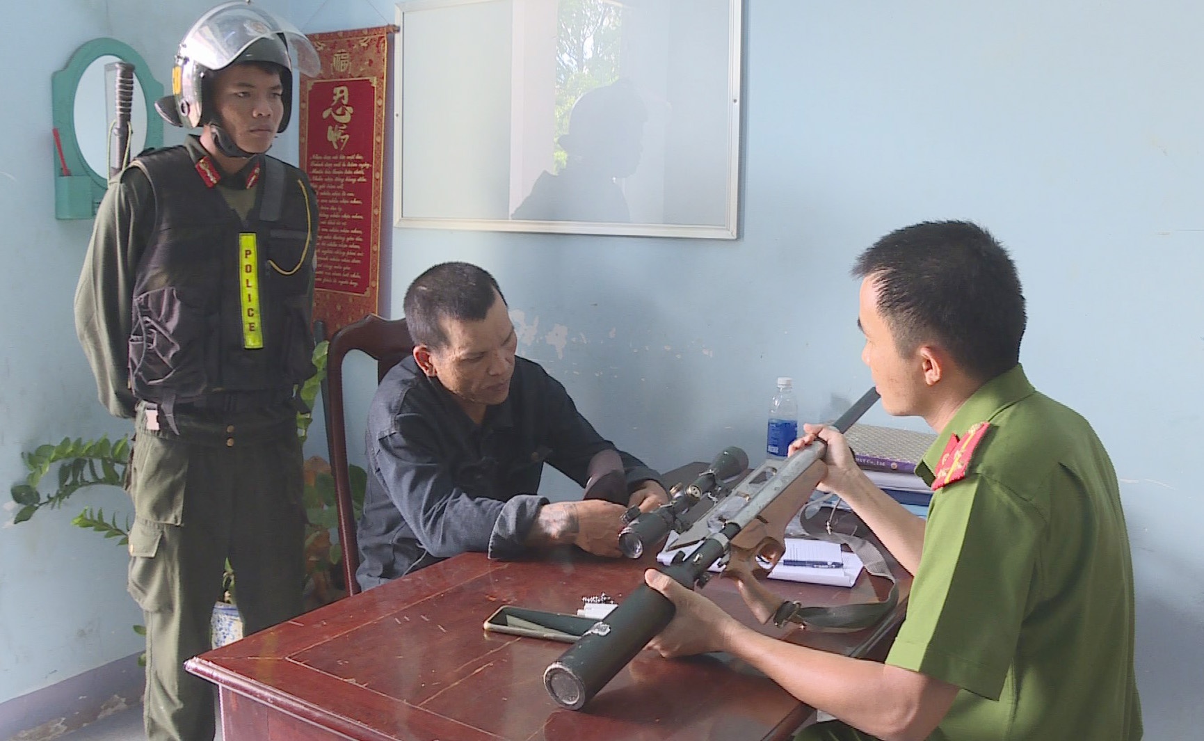 Thanh niên cầm súng đi trên đường ảnh 1 Thanh nien cam sung di tren duong anh 1
