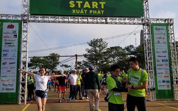 Van dong vien bi nuoc cuon anh 1