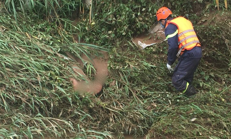 Van dong vien du giai Dalat Ultra Trail 2020 bi nuoc cuon tu vong hinh anh