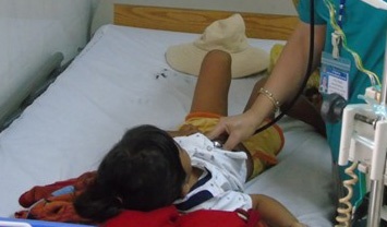 Be gai 6 tuoi tu vong sau khi an san hinh anh