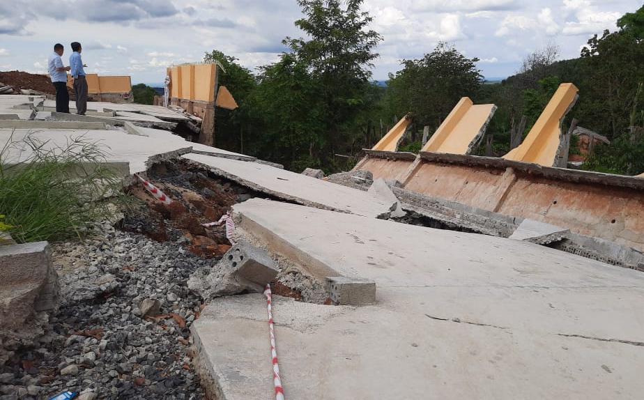 Cong trinh hon 3 ty do sap sau tran mua hinh anh