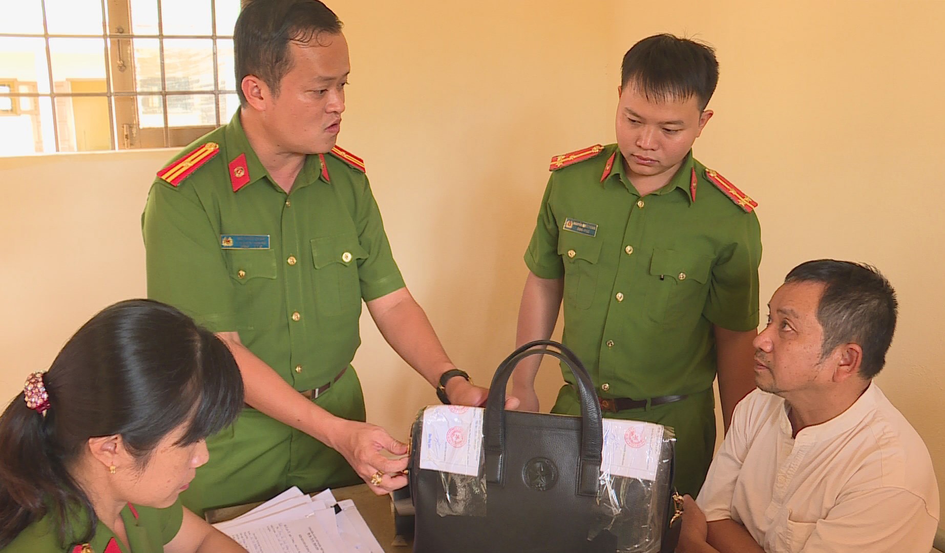 Thanh tra nhận hối lộ ảnh 2 Thanh tra nhan hoi lo anh 2