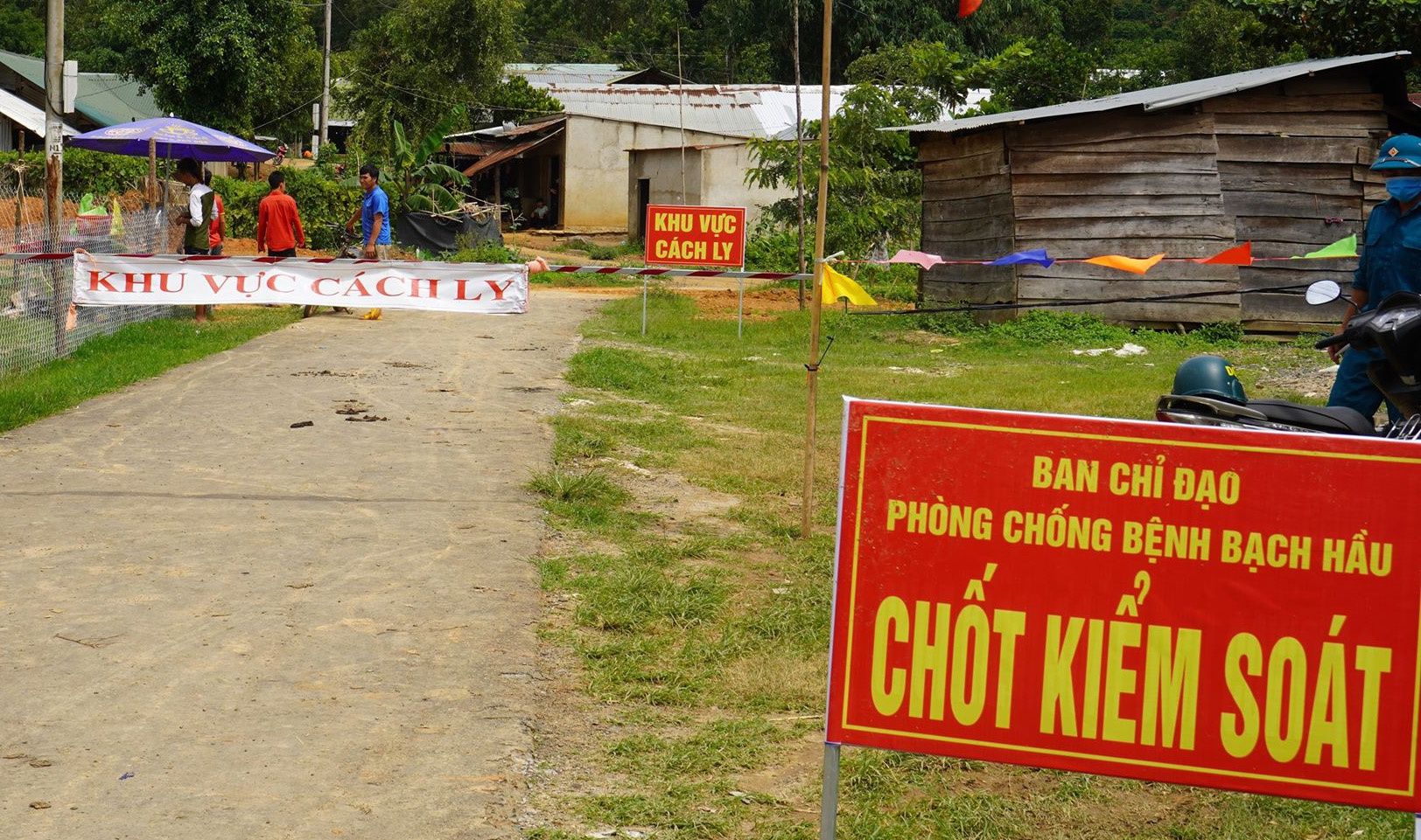 Nhieu nguoi mac bach hau anh 1