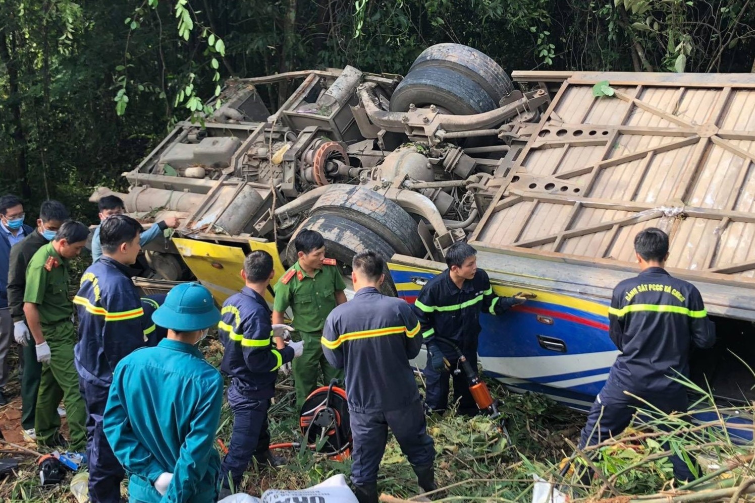 Khoi to tai xe lai xe khach roi xuong vuc khien 6 nguoi chet hinh anh