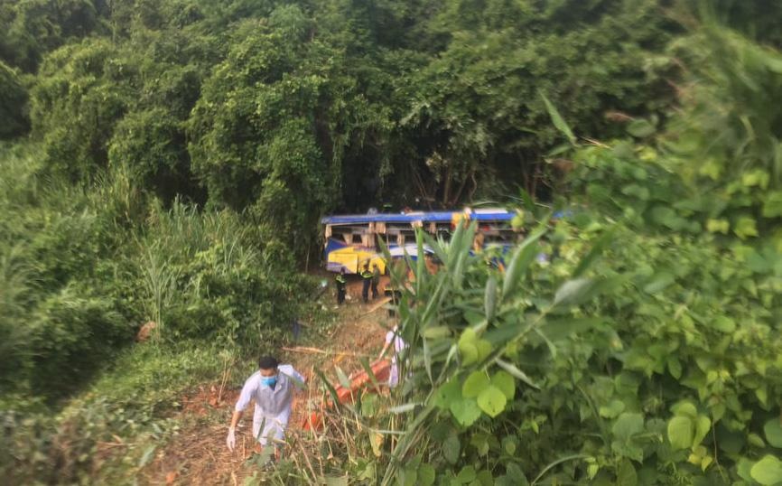 Xe khach roi xuong vuc anh 2