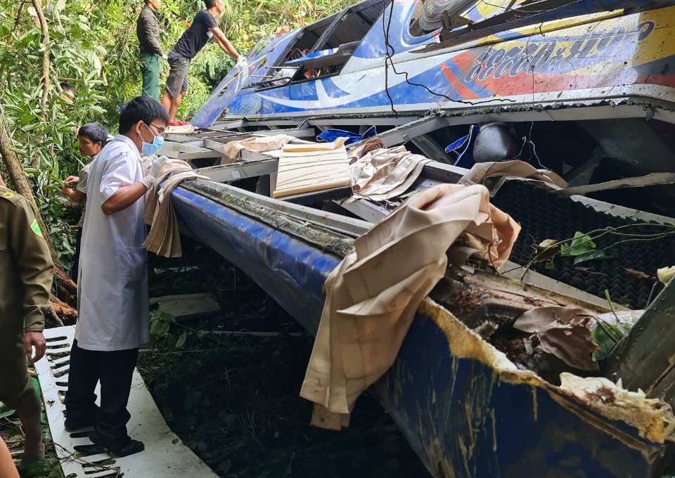 Hien truong vu xe khach roi xuong vuc lam 5 nguoi tu vong hinh anh