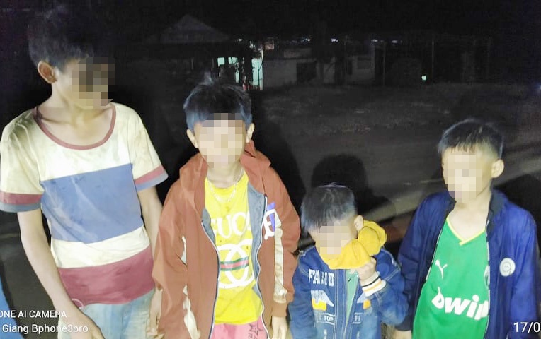 Bon em nho bo nha di, thay boi 'phan' om nhau chet duoi ho hinh anh