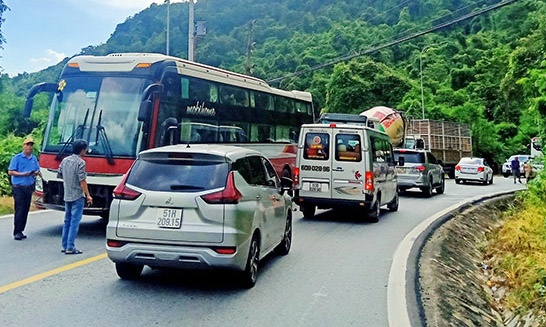 Va cham giao thong tren deo Bao Loc, ket xe nhieu km hinh anh