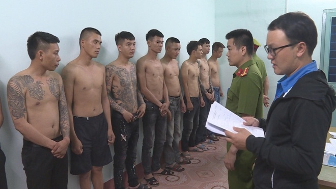 Nhom tin dung den tat mam tom de doi no hinh anh