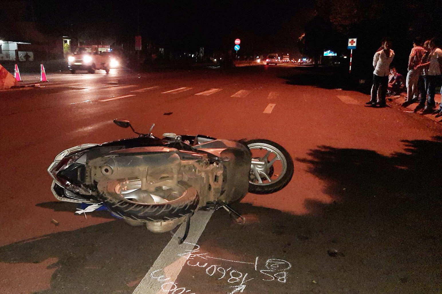 Hai me con di xe may gap nan anh 1