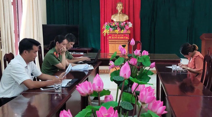 Nguoi phu nu dang tin sai anh 1