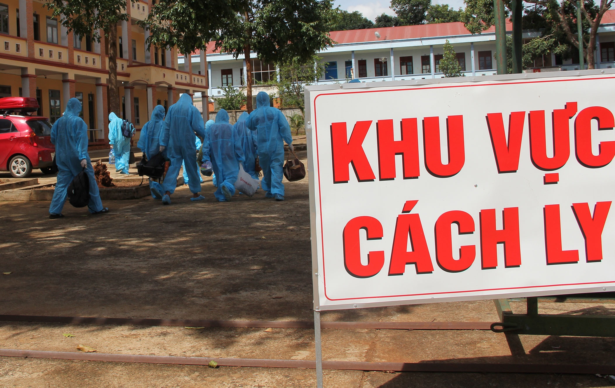 Nhieu nguoi tu vung dich ve khong chiu cach ly tai nha hinh anh