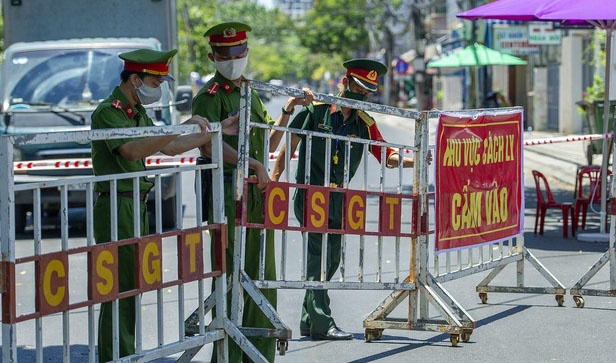 Cach ly mot thon o Dak Lak vi nghi co ca mac Covid-19 hinh anh