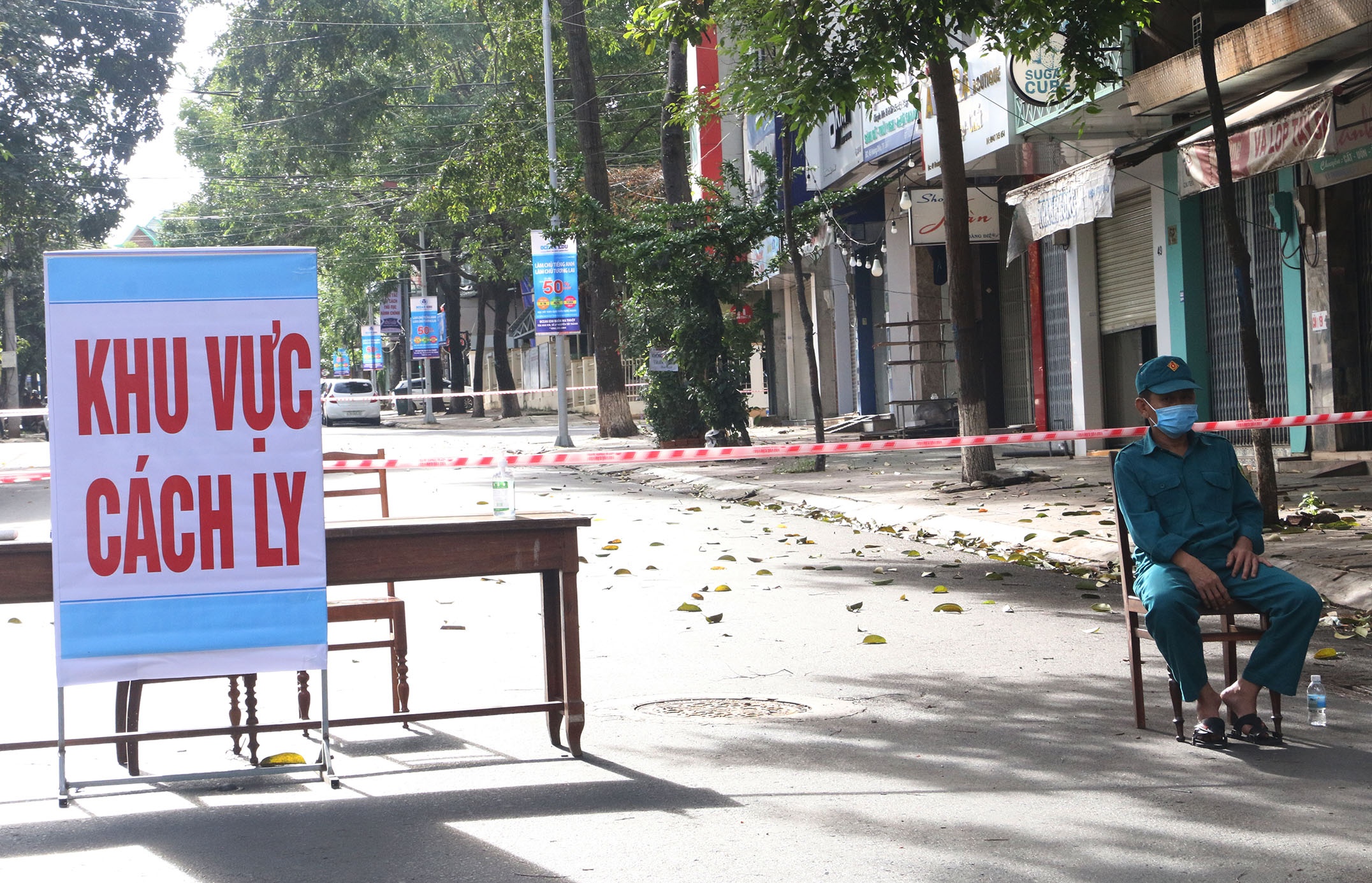 Cach ly hang tram nguoi anh 1
