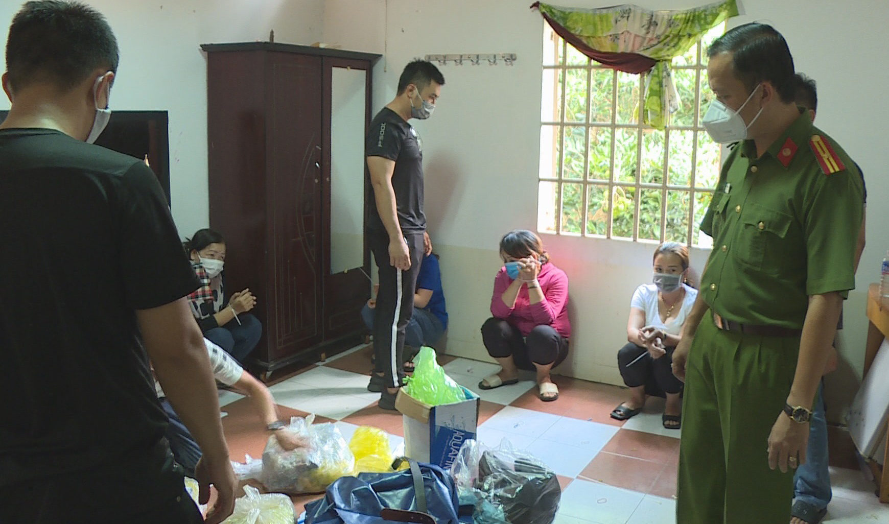 19 nguoi danh bac trong thoi gian gian cach xa hoi hinh anh