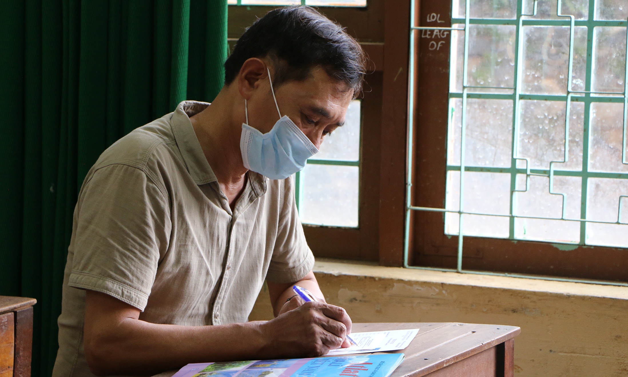 Nguoi dan ong 53 tuoi thi tot nghiep de lam guong cho con chau hinh anh