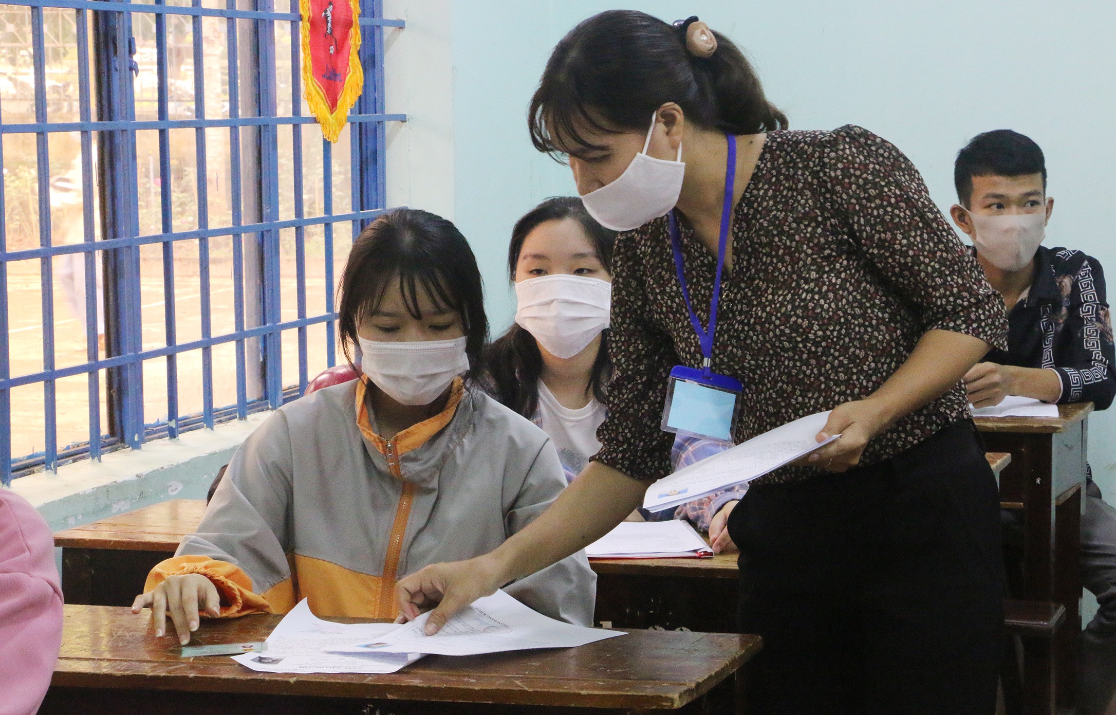 Nam sinh bo thi vi tai nan giao thong hinh anh