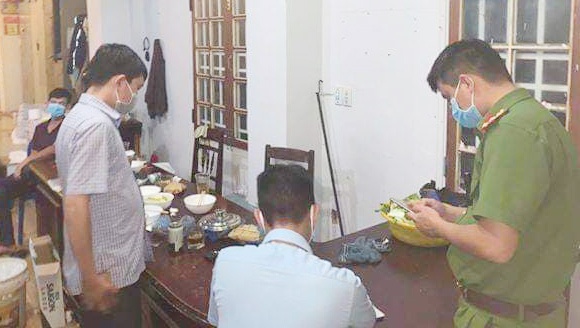 7 nguoi tu tap an nhau bi phat 35 trieu hinh anh