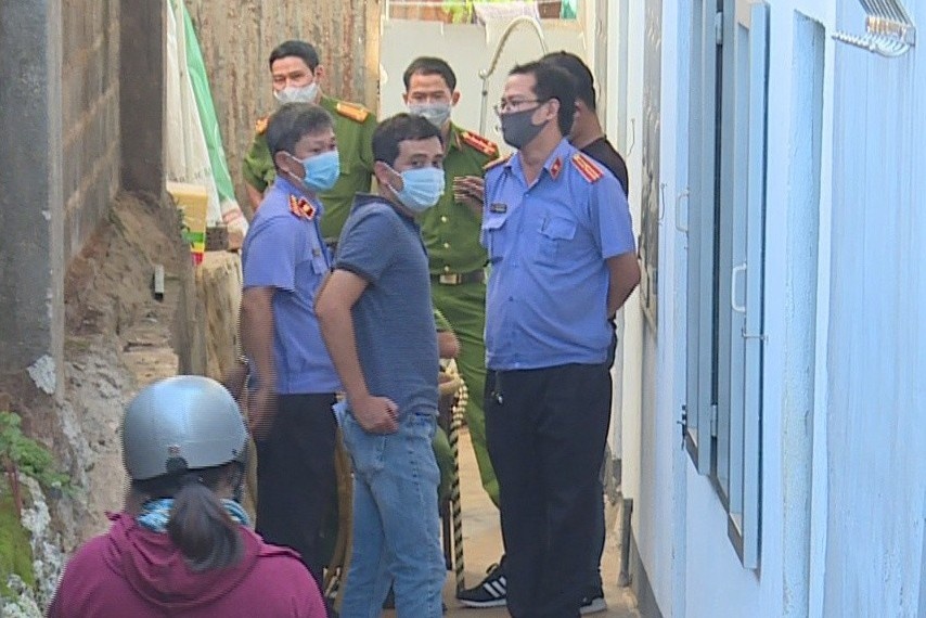 Hai vo chong tu vong trong phong tro hinh anh