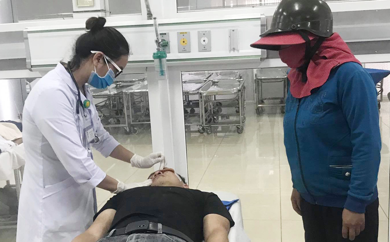 Can bo cong an to dong nghiep danh vo xuong ham hinh anh