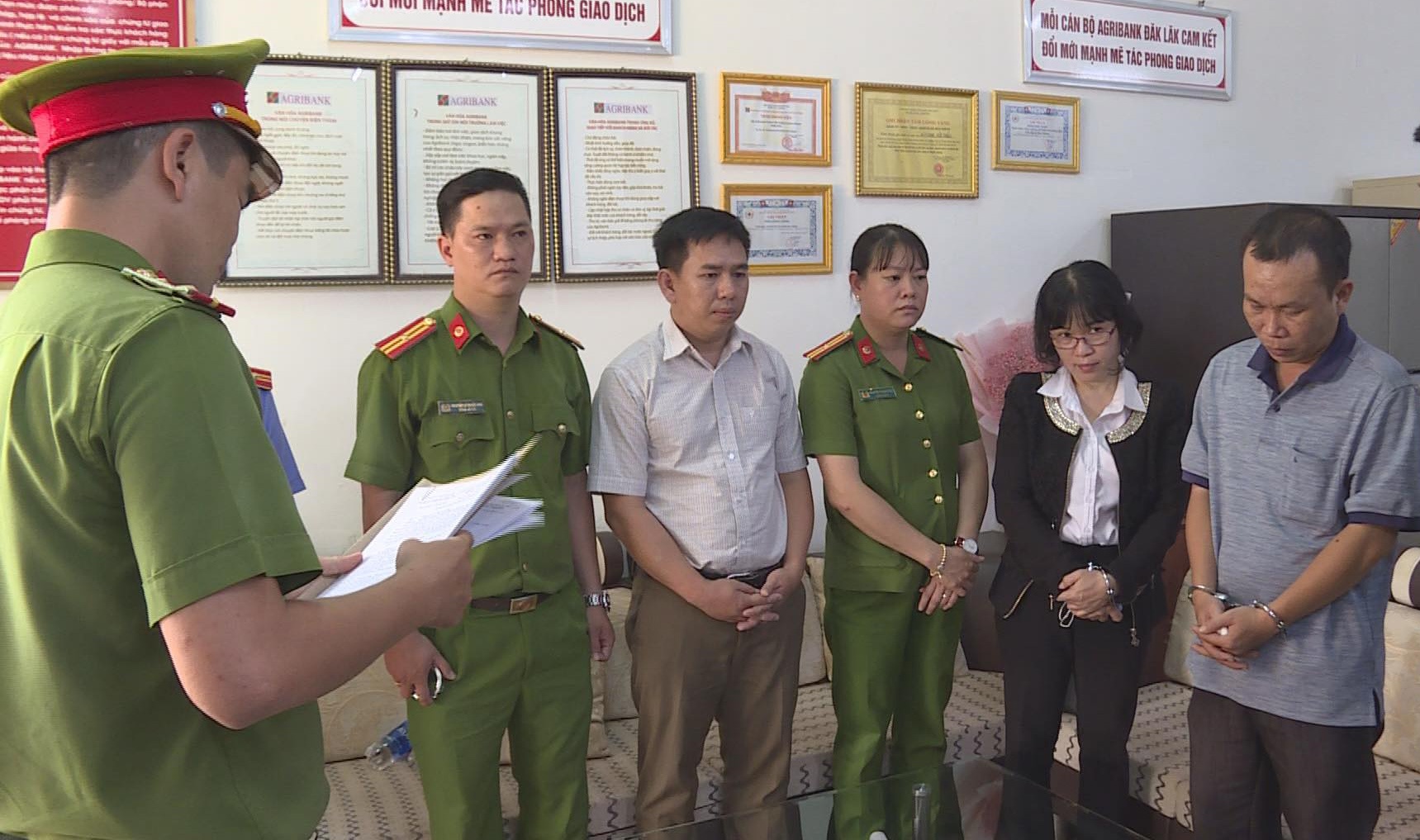 Bat 4 can bo ngan hang anh 1