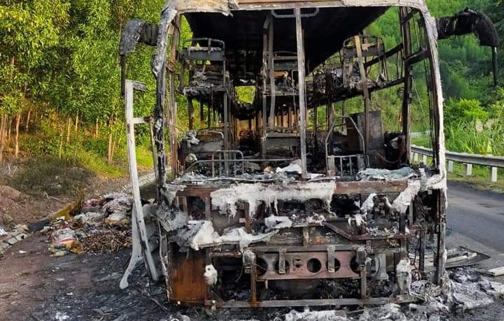 Oto cho 40 nguoi chay luc rang sang hinh anh