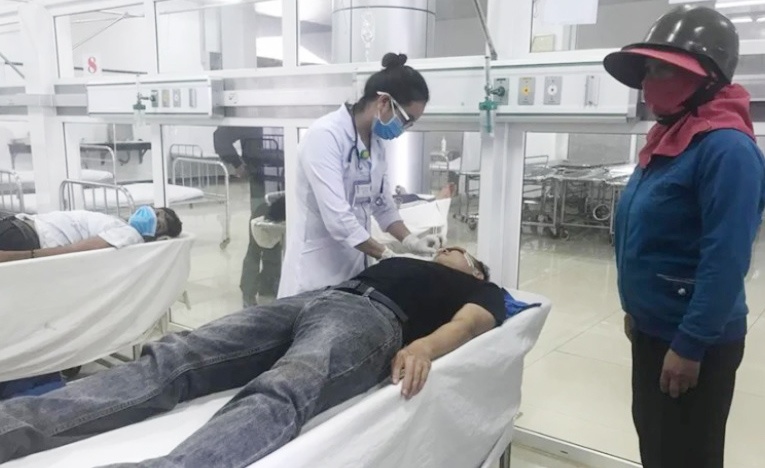 Tam dinh chi 2 cong an danh nhau hinh anh