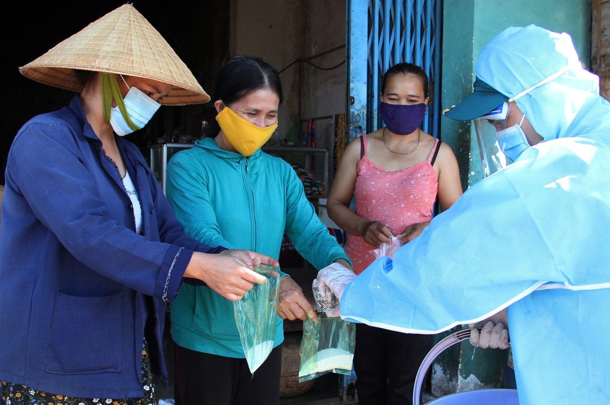 TP Buon Ma Thuot cach ly hon 1.000 nguoi vi ca mac bach hau hinh anh