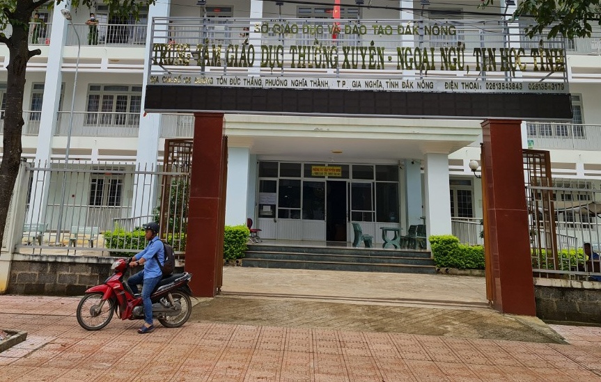 Can bo thanh tra dot tu khi lam bai thi hinh anh