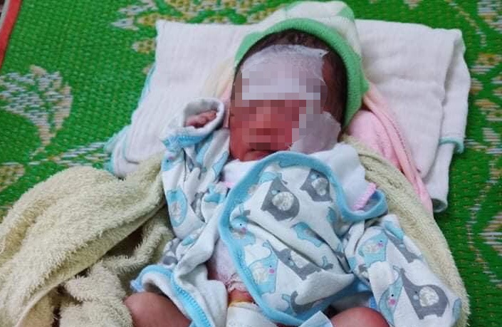 Be gai so sinh bi bo roi o vuon bap hinh anh