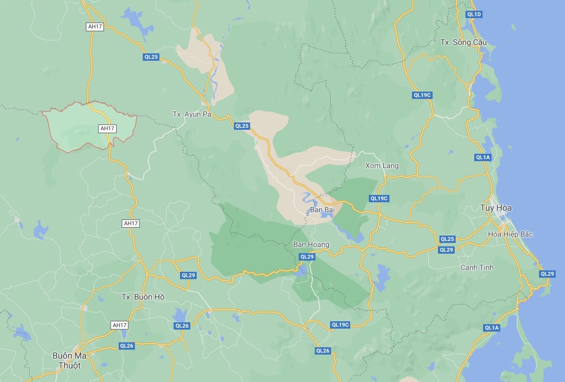 Be gai bo trong vuon bap anh 2