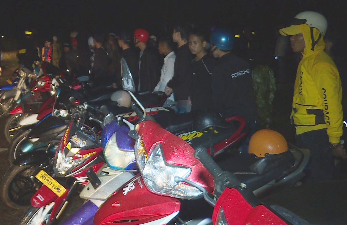 Gan 300 hoc sinh tu tap dua xe hinh anh