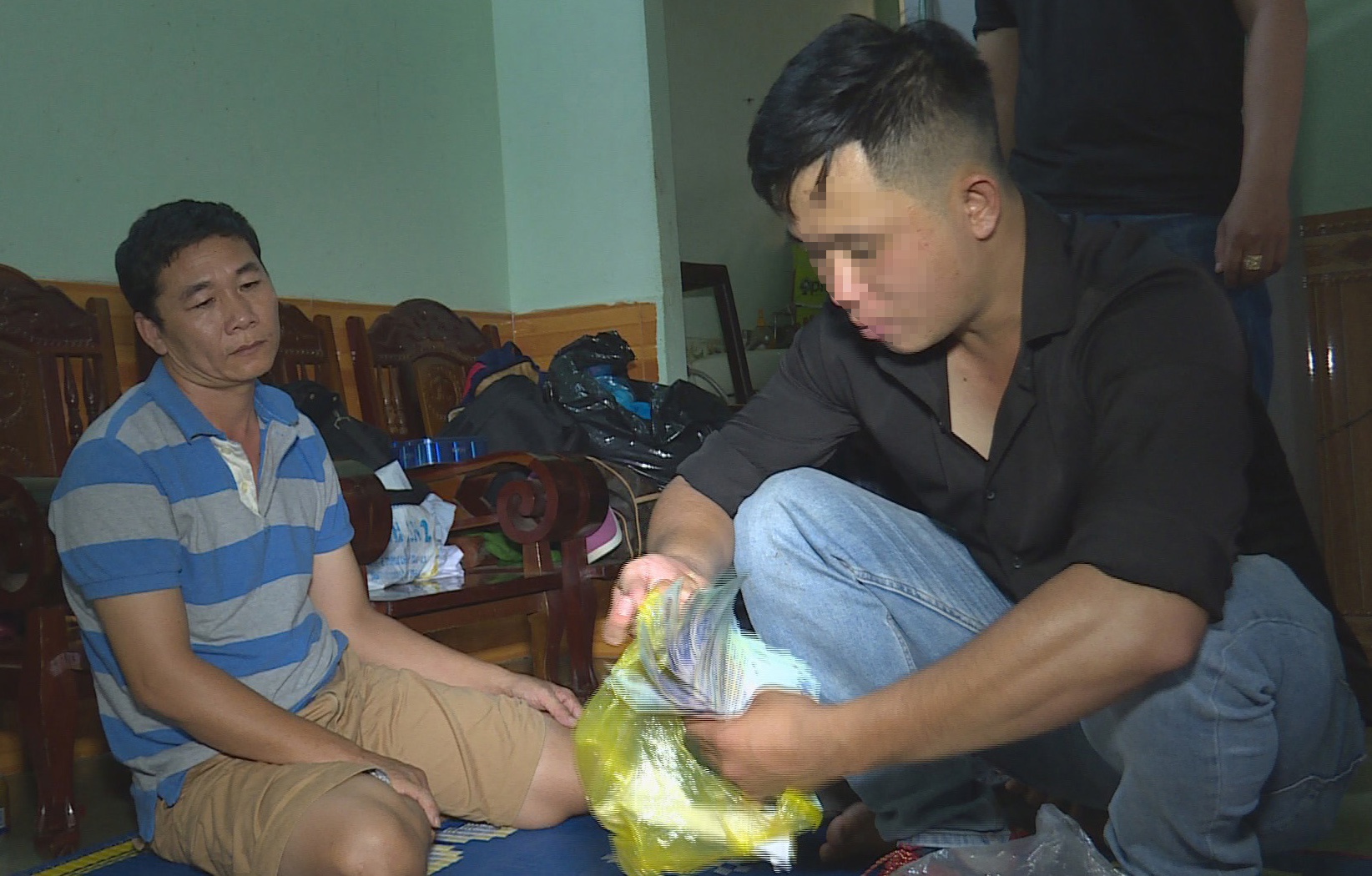 Xoc dia an tien bang phin ca phe va vo hat dua hinh anh