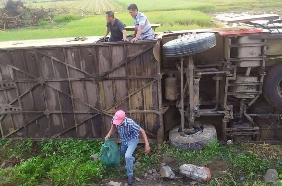 Xe khach lao xuong ruong, 6 nguoi thoat chet hinh anh