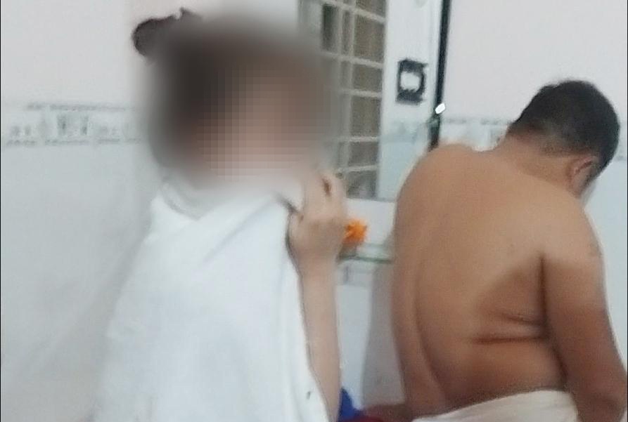 3 nhan vien massage Hoang De ban dam hinh anh