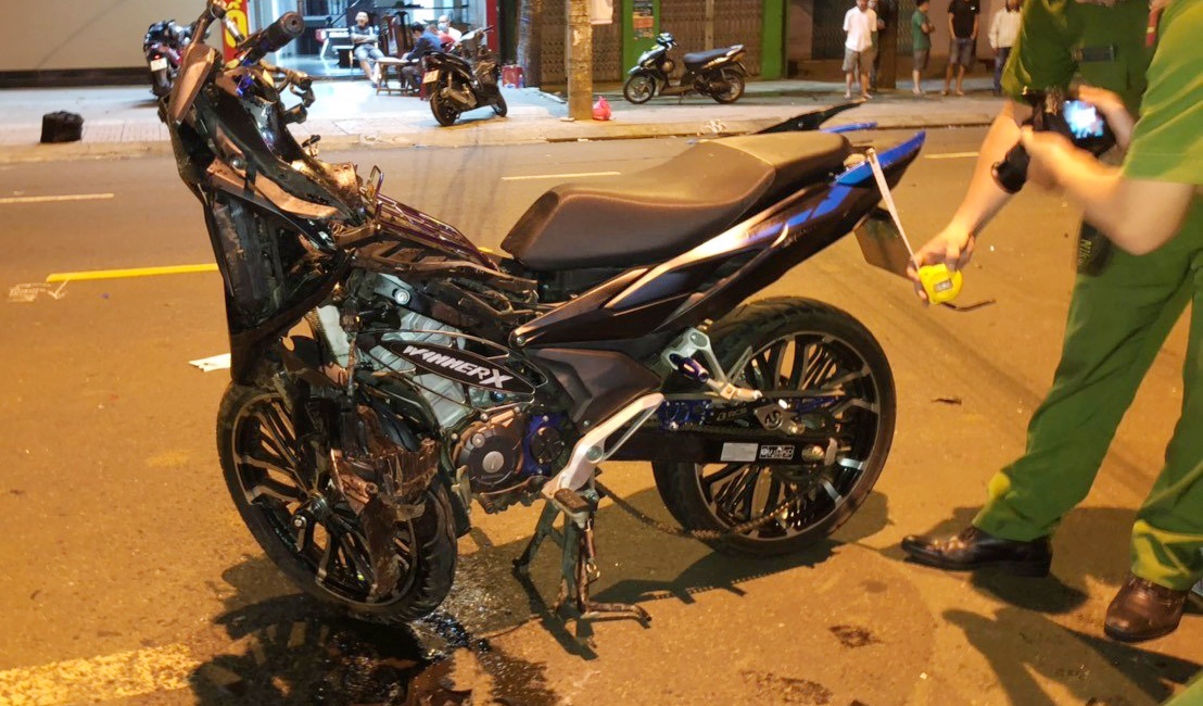 Tong oto do ben duong, 2 nguoi di xe may tu vong hinh anh