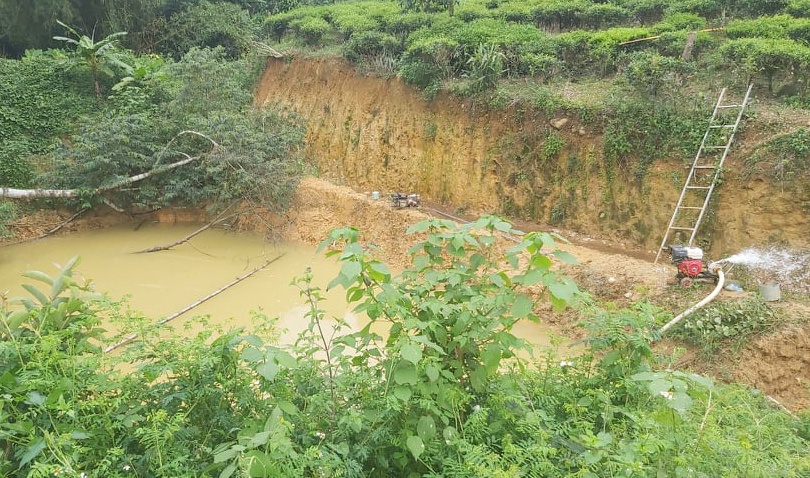 Ba hoc sinh duoi nuoc anh 1