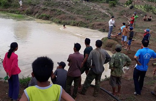 Ba hoc sinh bi duoi nuoc hinh anh