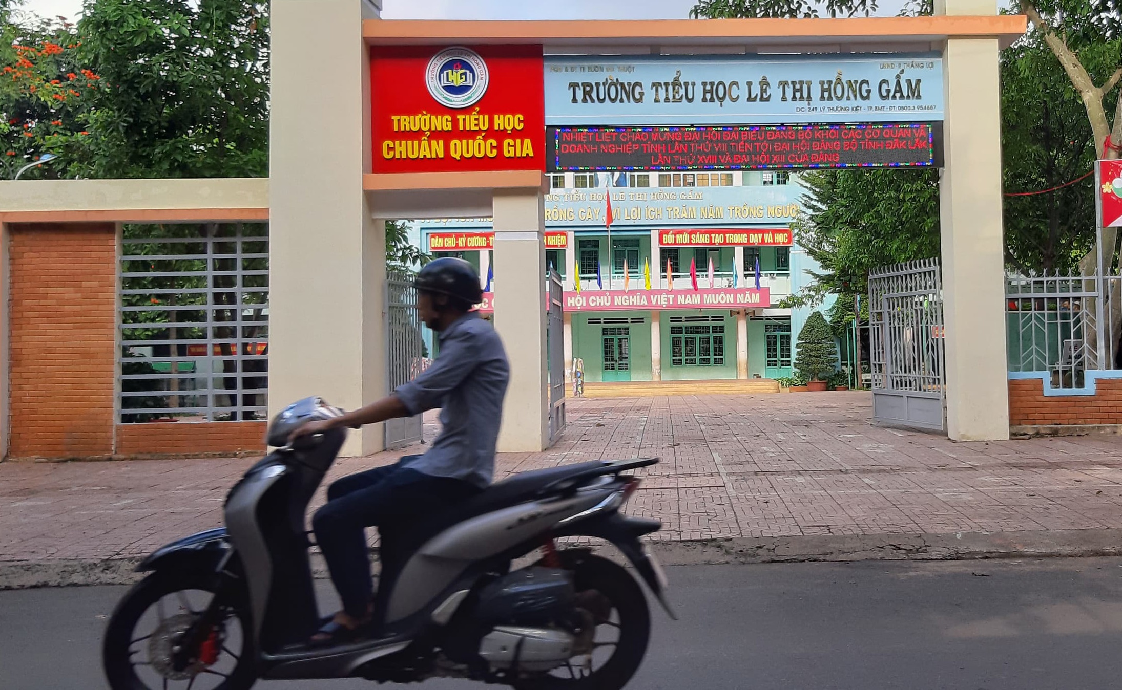 Phụ huynh tố trường lạm thu ảnh 1 Phu huynh to truong lam thu anh 1