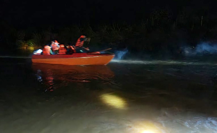 Ba nguoi bi lu cuon hinh anh