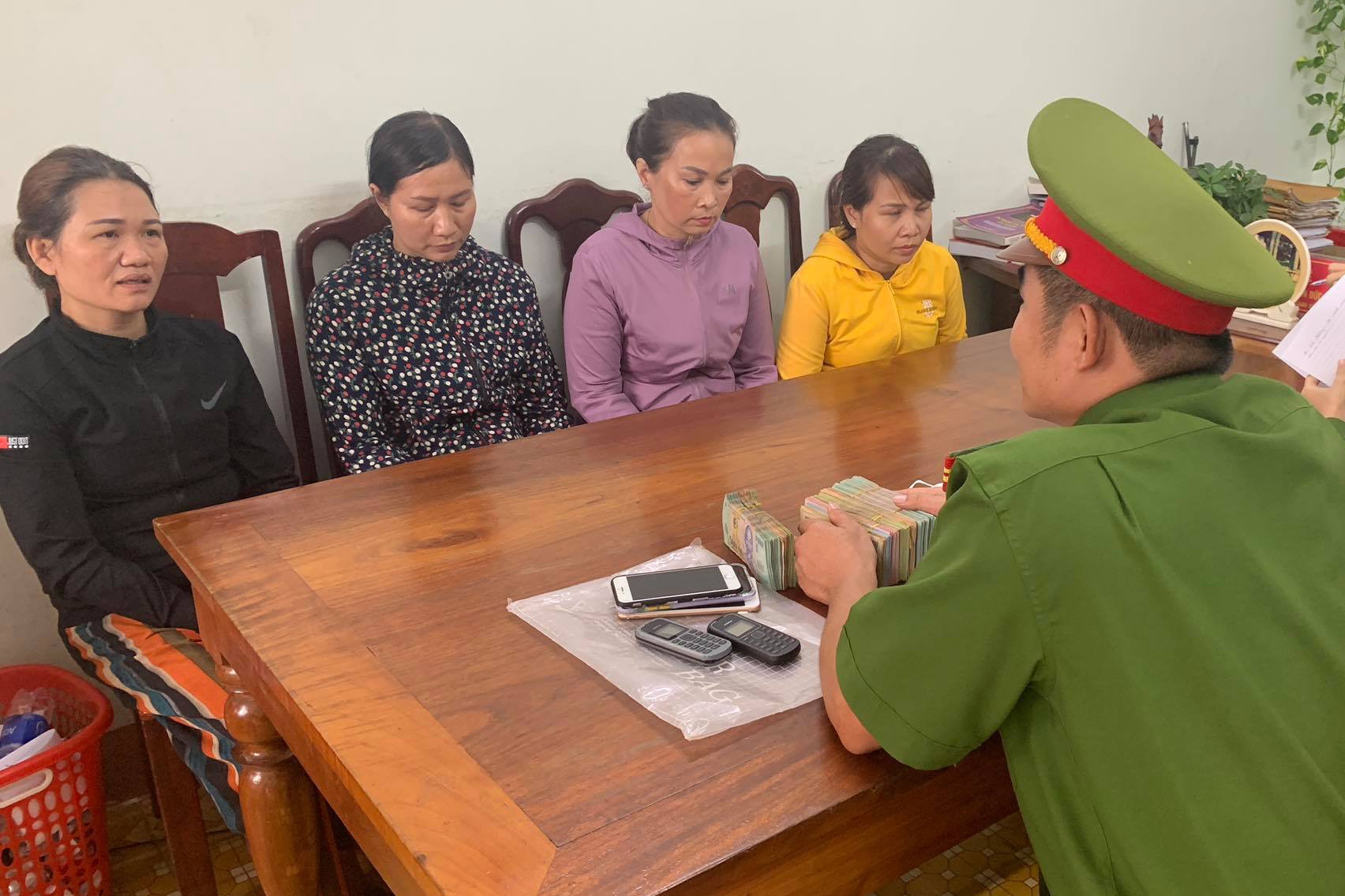 4 phu nu cam dau duong day danh bac hinh anh