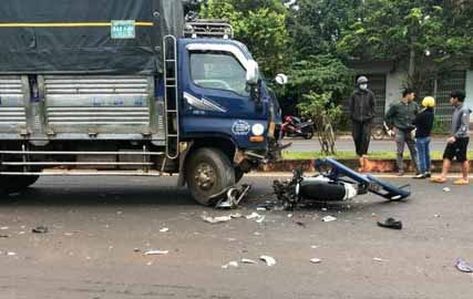 Xe may chay nguoc chieu bi gay doi khi tong oto tai hinh anh