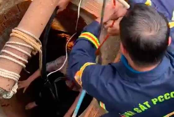 Giai cuu nguoi phu nu roi xuong gieng hinh anh