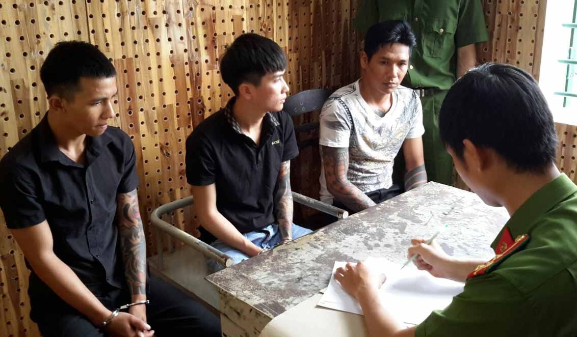 Tam giu nhom chem nguoi o quan nhau hinh anh