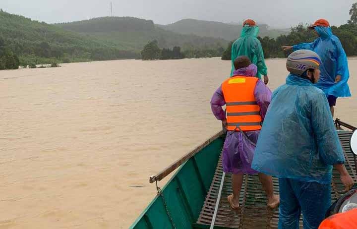 Hang tram ngoi nha bi ngap anh 2