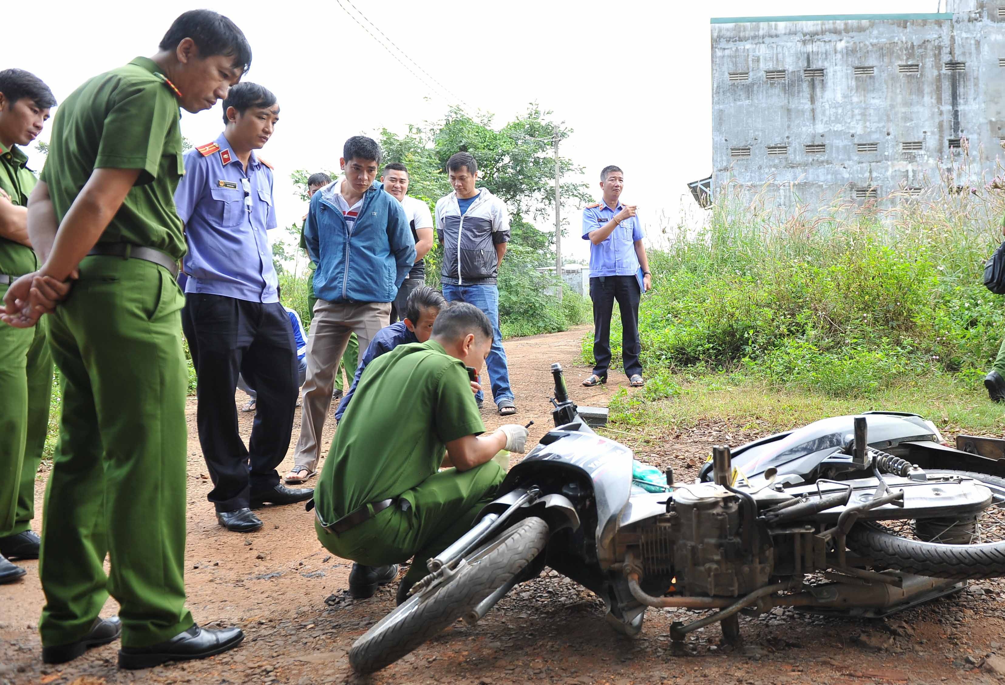 Bat nghi pham sat hai tai xe xe om hinh anh