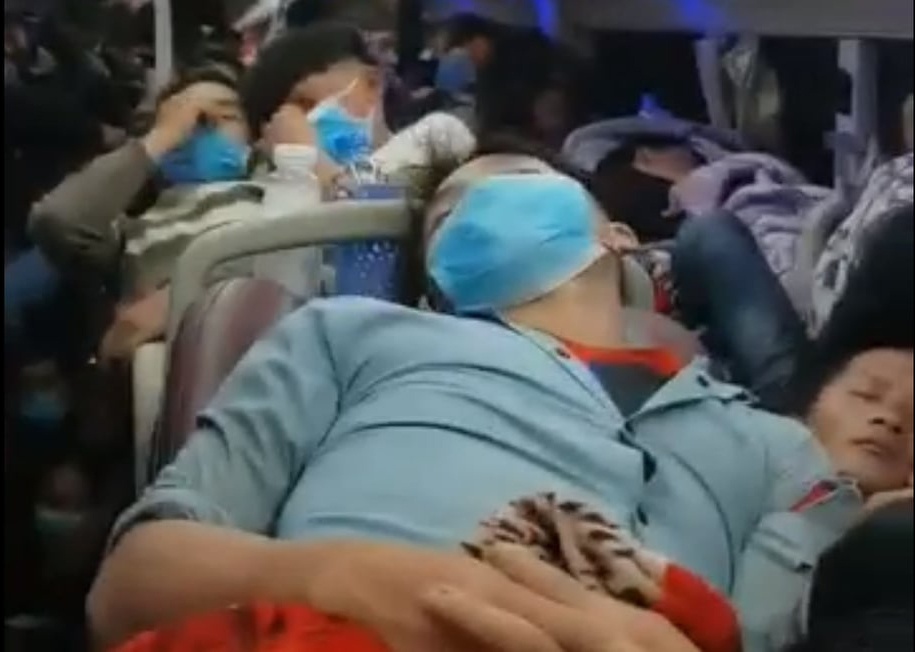 Xe giuong nam 44 cho nhoi nhet 92 nguoi hinh anh