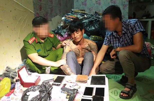 Phat hien sung, dan trong nha nghi pham ban ma tuy hinh anh